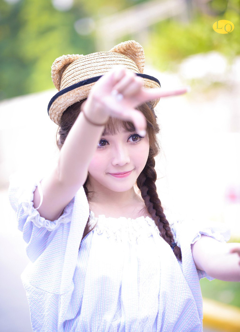 姐妹俩依言进来，大乔担忧的看了小乔一眼，连忙向吕布道：“夫君，妹妹她只是……毕竟当年也算相识一场，并不是……”